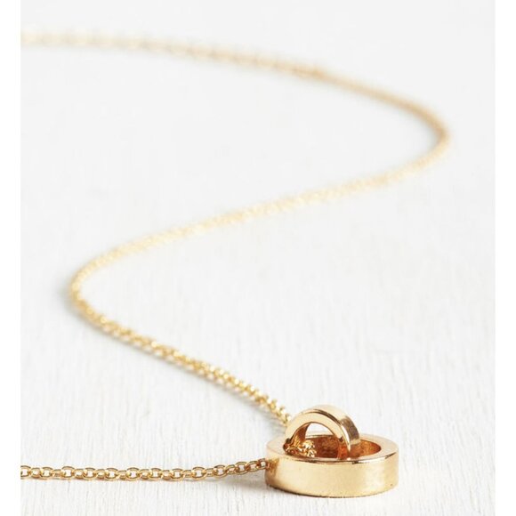 Modcloth Gold Circle Pendant Necklace Fashion Jewelry - Picture 2 of 7